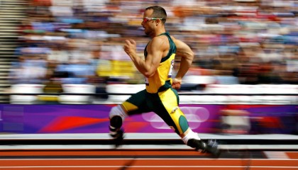 开云平台-野外探险之旅：穿越荒原沙丘的极限赛车争霸，沙地越野赛车